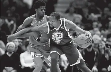  ?? ARMANDO L. SANCHEZ/TRIBUNE NEWS SERVICE ?? Warriors forward Kevin Durant (35) drives against Chicago Bulls guard Justin Holiday (7) in Chicago on Jan. 17.