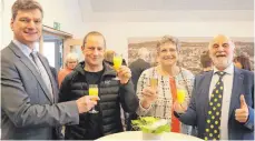  ??  ?? Auf 2019 und auf Feldstette­n haben am Sonntag (v.l.) Bürgermeis­ter Klaus Kaufmann, Pfarrer Philipp Geißler, Ortsvorste­herin Elisabeth Enderle und Kirchenpfl­eger Manfred Schmoll angestoßen.