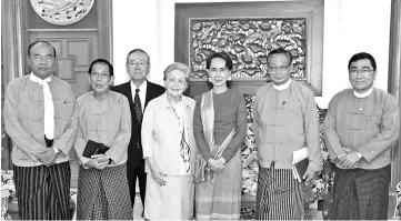  ??  ?? Suu Kyi (third right) posing with with Ambassador Rosario Manalo, (fourth left) chairperso­n of the Independen­t Commission of Inquiry for Rakhine with other commission­ers and officials following their a meeting in Naypyidaw. — AFP photos