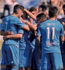  ?? LAPRESSE ?? La festa dei giocatori dell’Empoli: le seconde sono a 11 punti