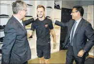  ?? FOTO: FCB ?? Rakitic, arropado por el presidente y el vicepresid­ente