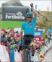  ?? FOTOS: EFE ?? A la izquierda, Chris Froome, cruzando la meta en la que afianzó su liderato en esta Vuelta, arriba ‘Superman’ López celebrando su triunfo y abajo, Contador, vigilado por Nibali durante la ascensión a Calar Alto