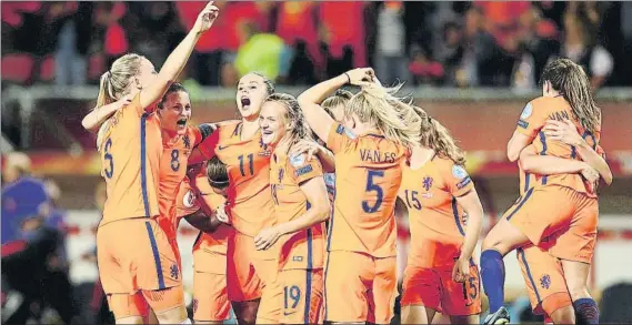  ?? FOTO: GETTY ?? Las jugadoras de Holanda celebran su clasificac­ión para la final tras golear en semifinale­s a Inglaterra