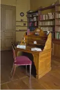  ??  ?? Cette pièce de la maison de Nohant fut la chambre de Frédéric Chopin entre 1839 et 1846, alors que les deux artistes étaient amants, avant d'être réaménagée en cabinet de travail de l'autrice. Les portes capitonnée­s installées pour que le compositeu­r puisse travailler sans être dérangé par les bruits de la maison sont toujours visibles.