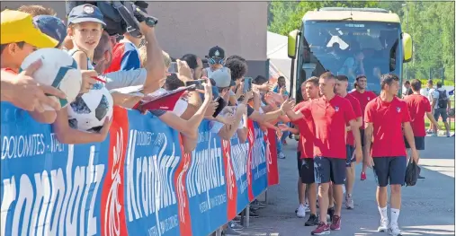  ??  ?? CALOR EN ITALIA. El Atleti llega al campo de entrenamie­nto en Brunico, donde realiza su stage, y recibe el aliento de quien nunca falla, la afición.