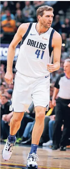  ?? FOTO: AP ?? Dirk Nowitzki freut sich im März 2019 nach einem Korb im Spiel der Dallas Mavericks gegen die Denver Nuggets.