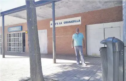  ?? A. M. R. ?? Francisco Guzmán junto al local de la sede de la asociación. En primer término, una de las papeleras nuevas.