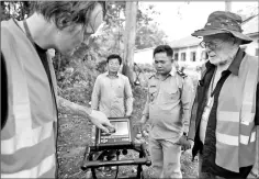  ??  ?? MacMillan (left) showing the ground-penetratin­g radar machine during a search for mass graves.