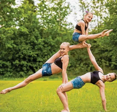  ?? Foto: Felix Kuntoro ?? Als deutsche Meister in der Tempoübung darf das Akrobaten-Trio Lucia Gaag, Emelie Brauchle und Laura Kirschner des TSV Friedberg bei den Europameis­terschafte­n in Israel antreten.