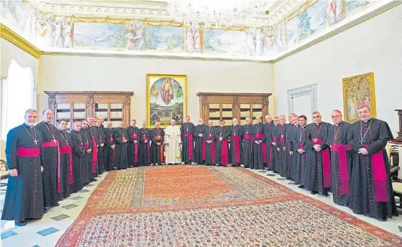  ?? VICTOR SOKOLOWICZ ?? Reunión. Francisco recibió, en enero de 2017, en el Vaticano, a la cúpula de la iglesia chilena. Allí estarán otra vez en pocos días.