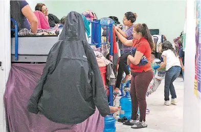  ?? LUIS TORRES ?? Cientos de indocument­ados aún permanecen en albergues de Ciudad Juárez