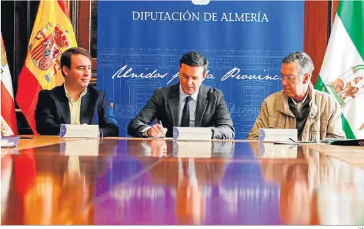  ?? D.A. ?? Javier A. García y José Antonio Cánovas firman la escritura en presencia de Fernando Giménez en Diputación.