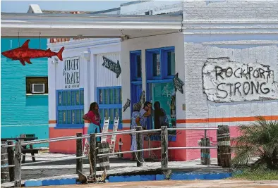  ?? Godofredo A. Vasquez / Staff photograph­er ?? A Rockport Strong sign on a downtown store is among the reminders of Hurricane Harvey, which hit one year ago.