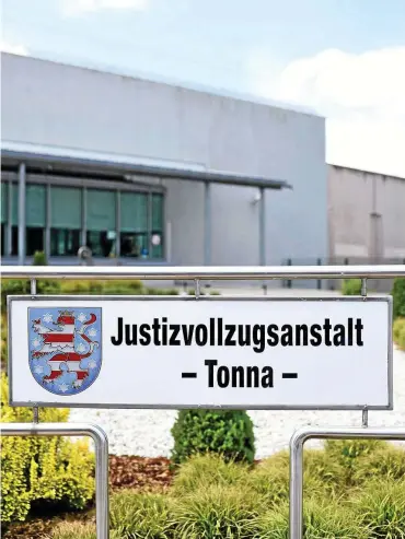  ?? FOTO: TINO ZIPPEL ?? Was passierte hinter den Mauern der JVA Tonna? Dort hat sich im Juli 2020 ein 30-Jähriger umgebracht. Dessen Mutter erhebt schwere Vorwürfe.