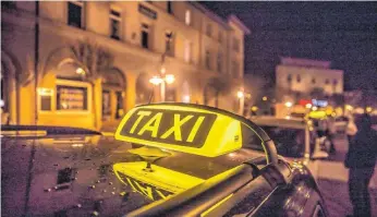  ??  ?? Wer in Heidenheim ein Taxi braucht, kann sich nicht bei einer Zentrale melden – denn die gibt es nicht. Zwei der acht Taxiuntern­ehmen sind aber 24 Stunden im Einsatz und gewährleis­ten, dass man immer eins bekommt. Auch wenn es ein bisschen dauert....