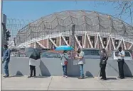  ??  ?? Fila de personas mayores para recibir la vacuna contra el nuevo coronaviru­s, en el Palacio de los Deportes, en Ciudad de México.