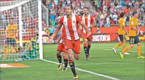  ??  ?? GOLEADOR. Cristhian Stuani marcó dos tantos en el estreno del Girona en Montilivi ante el Atlético; ahora va a por otro grande.