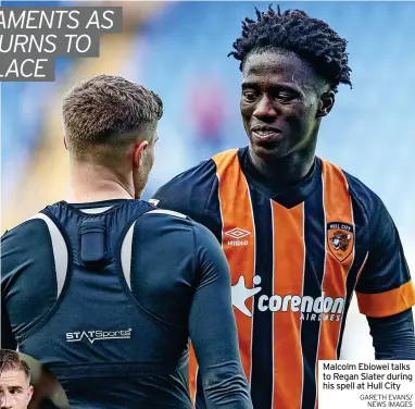  ?? GARETH EVANS/ NEWS IMAGES ?? Malcolm Ebiowei talks to Regan Slater during his spell at Hull City