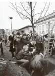  ?? FOTO: KUNSTSAMML­UNG ?? Beuys 1982 beim Klimaproje­kt „7000 Eichen“.