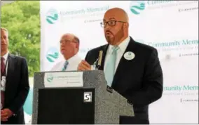  ?? PHOTO COURTESY COMMUNITY MEMORIAL HOSPITAL ?? President and CEO Sean Fadale, left, makes the 5-star announceme­nt in front of the hospital on Thursday, Aug. 16, 2018.