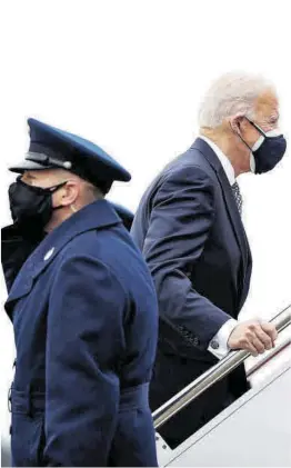  ?? Tom Brenner / Reuters ?? Joe Biden embarca a l’Air Force One rumb a Michigan, ahir.