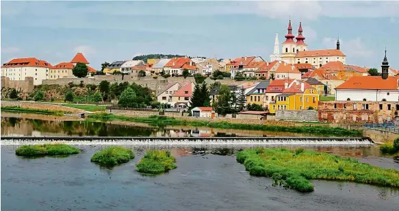  ?? Foto: Iveta Lhotská, MAFRA ?? kadaň Město na řece Ohři zve k návštěvě řady zajímavých míst. Za zmínku stojí třeba zdejší hrad, františkán­ský klášter či Katova ulička, která je nejužší v Česku. Děti zase ocení atrakce na nábřeží, jež nese jméno po oblíbené večerníčko­vé postavičce – Maxipsu Fíkovi, je tu akustický park i socha Fíka a jeho kamarádky Áji.