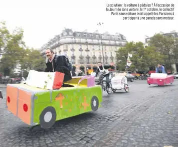  ??  ?? La solution : la voiture à pédales ? À l’occasion de la Journée sans voiture, le 1er octobre, le collectif Paris sans voiture avait appelé les Parisiens à participer à une parade sans moteur.