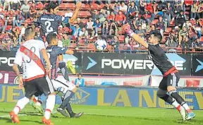  ?? LOPEZ CLARO ?? Se equivoca Batalla. El arquero rechaza mal y Díaz pone el 2-1.