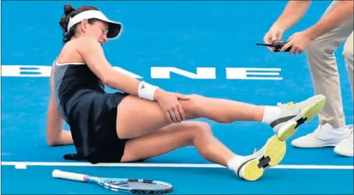  ??  ?? NO PUDO MÁS. Garbiñe Muguruza se dejó caer en el cuarto juego del tercer set aquejada de unos calambres que le paralizaro­n.