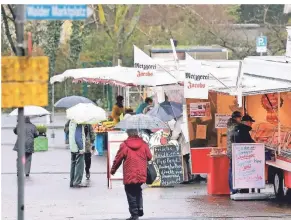  ?? FOTO: BEIER (ARCHIV) ?? Die SPD sieht den Walder Wochenmark­t in Gefahr. Das Foto zeigt die Stände im März, als noch keine Maskenpfli­cht galt.
