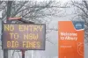  ?? PHOTOS: GETTY IMAGES ?? A New South Wales border and warning signs on the outskirts of the NSW town of Albury yesterday.