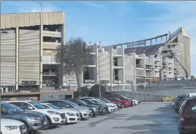  ?? Foto: PERE PUNTÍ ?? El Camp Nou, ya sin parte de su tercera gradería en el Gol Sud del Camp Nou