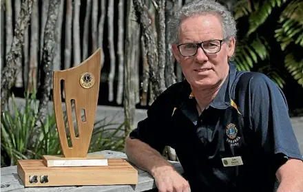  ?? LUKE KIRKEBY ?? Tokoroa Host Lions Club member John Stevens with a trophy award to the club for donation efforts.