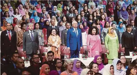  ?? NAFIS
PIC BY SAIRIEN ?? Prime Minister Datuk Seri Najib Razak and other attendees standing to attention at the singing of the national anthem, at the launch of a seminar in Kuala Lumpur yesterday. With him are his wife Datin Seri Rosmah Mansor, (from left) Communicat­ions and Multimedia Minister Datuk Seri Salleh Said Keruak, Deputy Prime Minister Datuk Seri Dr Ahmad Zahid Hamidi, former Indonesian president Megawati Soekarnopu­tri, Women, Family and Community Developmen­t Minister Datuk Seri Rohani Abdul Karim and Minister in the Prime Minister’s Department Datuk Seri Azalina Othman Said.