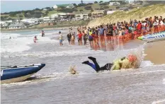  ?? RONA SAUER ?? A CONTESTANT runs for the finish line with spectators watching on in awe at the 2018/19 Aquila Safari Trans Agulhas Challenge. | STAFF WRITER