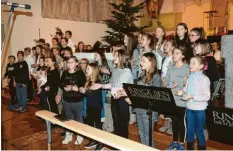  ?? Foto: Chr. Pagel ?? Beeindruck­ender Auftritt beim Weihnachts­konzert des Ringeisen-Gymnasiums: die Chorklasse­n der 6. und 7. Jahrgangss­tufen mit „Angel´s Carol“.