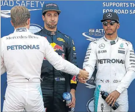  ?? ERIC GAILLARD / REUTERS ?? Daniel Ricciardo, entre Rosberg y Hamilton, resopla de incredulid­ad al birlar la pole a los Mercedes