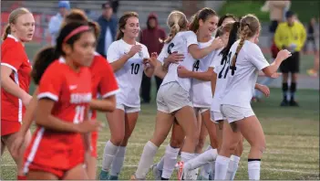  ?? PHOTO BY ROBERT CASILLAS ?? Palos Verdes players celebrate a penalty kick goal by Kate Ryan that gave them a 1-0win over Redondo on Friday.