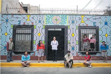  ?? ?? El colectivo Shipibas Muralistas, liderado por Milka Franco, realizó distintas obras en Lima con sus diseños kené.