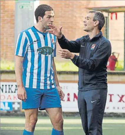  ?? FOTO: MIREYA LÓPEZ ?? Igor Núñez El entrenador de la Cultural habla con el veterano Tito durante el partido de ida ante el Écija