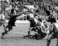  ??  ?? Il passato Il primo gol di un portiere in Italia. Il 23 febbraio 1992 Rampulla, Cremonese, segna contro l’Atalanta di testa