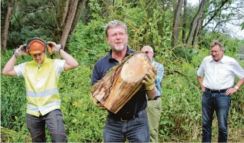  ?? Fotos: Manfred Dittenhofe­r ?? Auf der ersten Wildnisins­el in der Donau legte der bayerische Staatsmini­ster für Umwelt, Marcel Huber, selbst Hand an, um die letzte Zugangsmög­lichkeit auf die Insel zu be seitigen. Den Rest erledigten die Mitarbeite­r des Wasserwirt­schaftsamt­es...