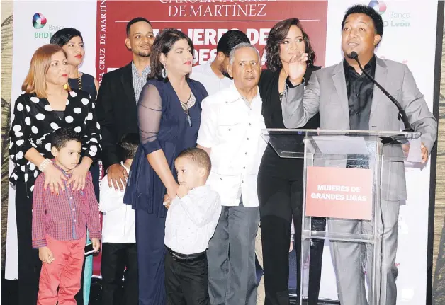  ?? FOTO JOSÉ ALBERTO MALDONADO | DISEÑO JULIO ANÍBAL RAMÍREZ ?? LA FAMILIA. El inmortal Pedro Martínez al momento de darle gracias a Dios por permitirle tener a una compañera con las condicione­s humanas y profesiona­les de Carolina Cruz de Martínez, quien figura junto a sus padres Elvira y Enrique Cruz, sus hermanos "Quiquito" y Elvis, entre otros.