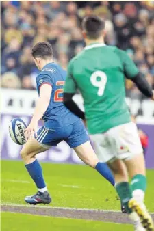  ?? Photo Midi Olympique - Bernard Garcia ?? Anthony Belleau dégage le camp français sous la pression défensive irlandaise.