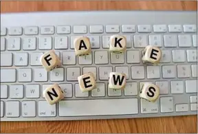  ??  ?? Les plateforme­s Web, en s’adressant aux émotions, favorisent les fake news.