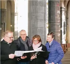  ?? RP-FOTO: FISCHER ?? Pfarrer Roland Klugmann, die Architekte­n Gregor und Birgit Dewey schauen sich gemeinsam mit Kirchenmal­er Winfried Berchem Pläne an (v.l.).