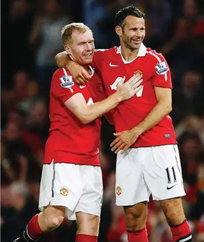  ??  ?? Old is gold: Alex Ferguson says Manchester United veterans Paul Scholes (left) and Ryan Giggs are unparalled. — AP