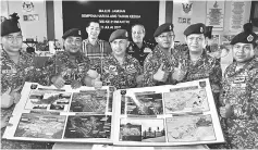  ??  ?? Fadzil (centre) and others give the thumbs-up at the launch of the ‘31st Brigade Infantry Establishm­ent History Book’.