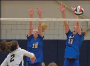  ?? PETE BANNAN — DIGITAL FIRST MEDIA ?? Downingtow­n West’s Regan Capers (15) and Maddie Weller (17) defend a shot by Unionville’s Analise Griffiths (2) in the fourth game of their match Tuesday at Unionville.