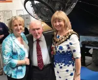  ??  ?? ●●Mary, left, with former Squadron Leader ‘Johnny’ Johnson and Coun Linda Holt